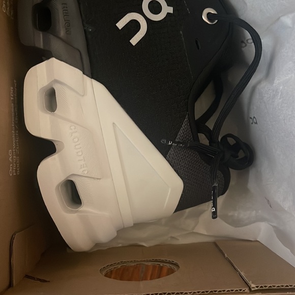 ON Women’s Cloud tech cloud flyer 4-size 8.5-BRAND NEW IN BOX!! - Picture 11 of 13